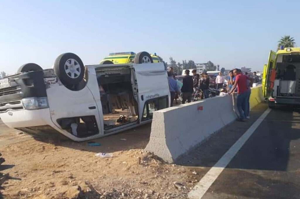 إصابة 4 مواطنين في حادث انقلاب سيارة ربع نقل على الطريق الصحراوي بالفيوم
